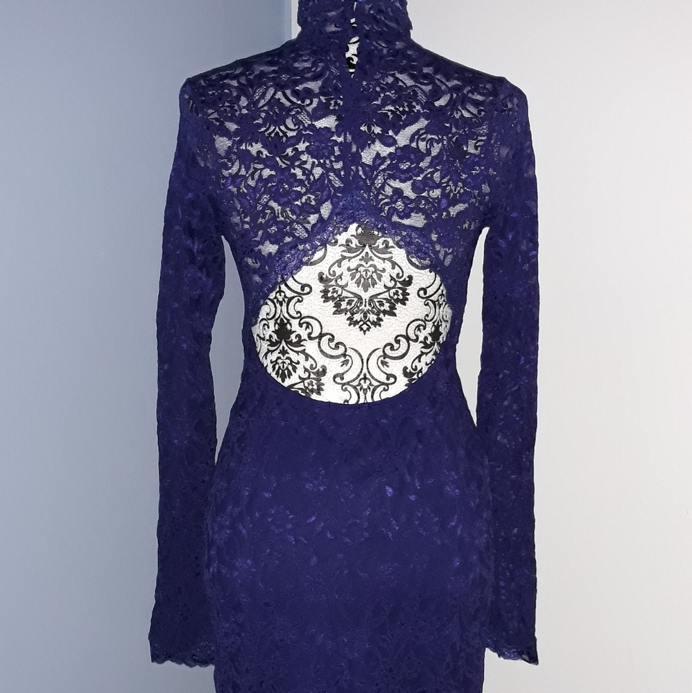 Beautiful Turtle neck Lace dress - Picture 2 of 7